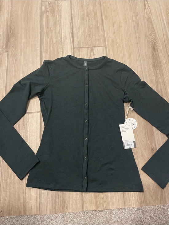 Vuori Sweaters - NWT Vuori Long Sleeve Halo Snap Cardigan Evergreen Heather Sz S VW1467